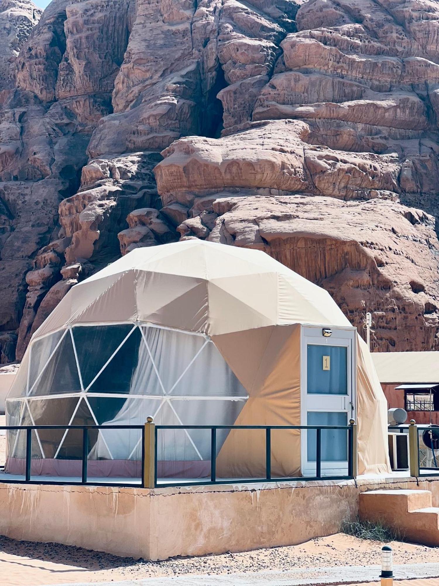 ホテル Wadi Rum Bedouin Style Camp エクステリア 写真